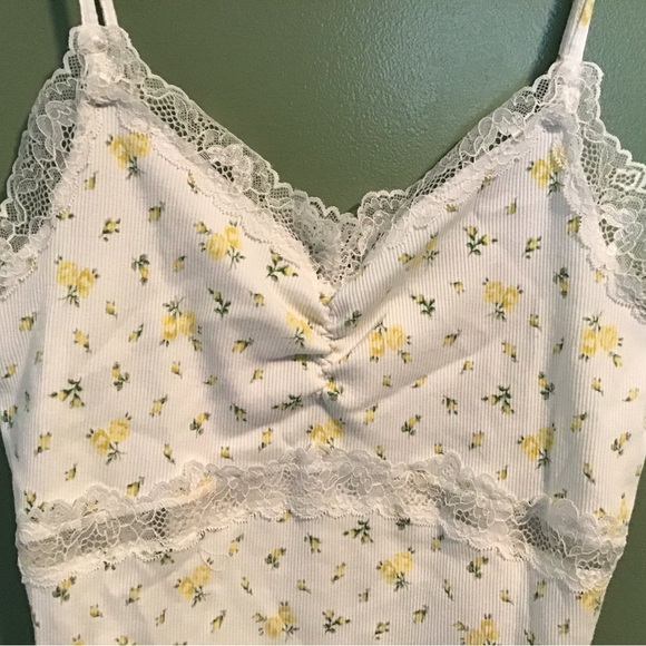Divided White and Yellow Floral Lace Camisole - Picture 2 of 4